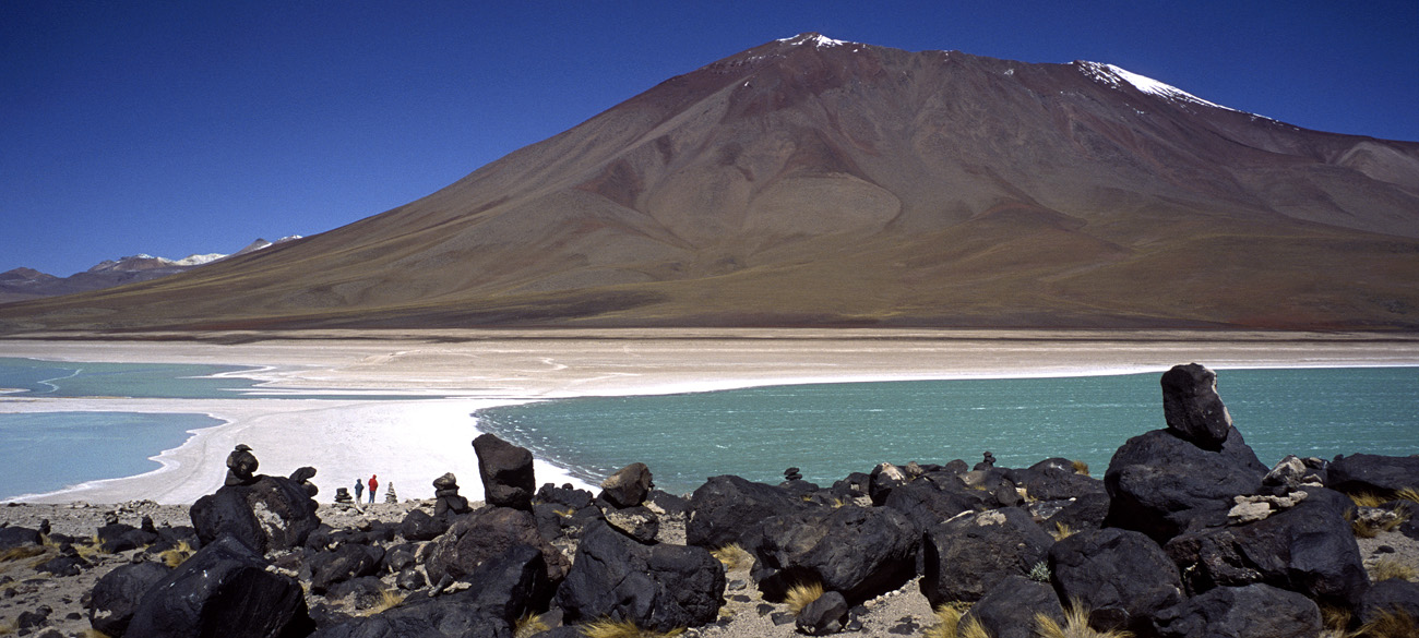chi_7_29 verde_bianca pano.jpg - Sud Lipez volcan Licancabur de nombreux cairns ont été édifiés par les passants successifs avec les roches volcaniques, face aux laguna Verde et Bianca